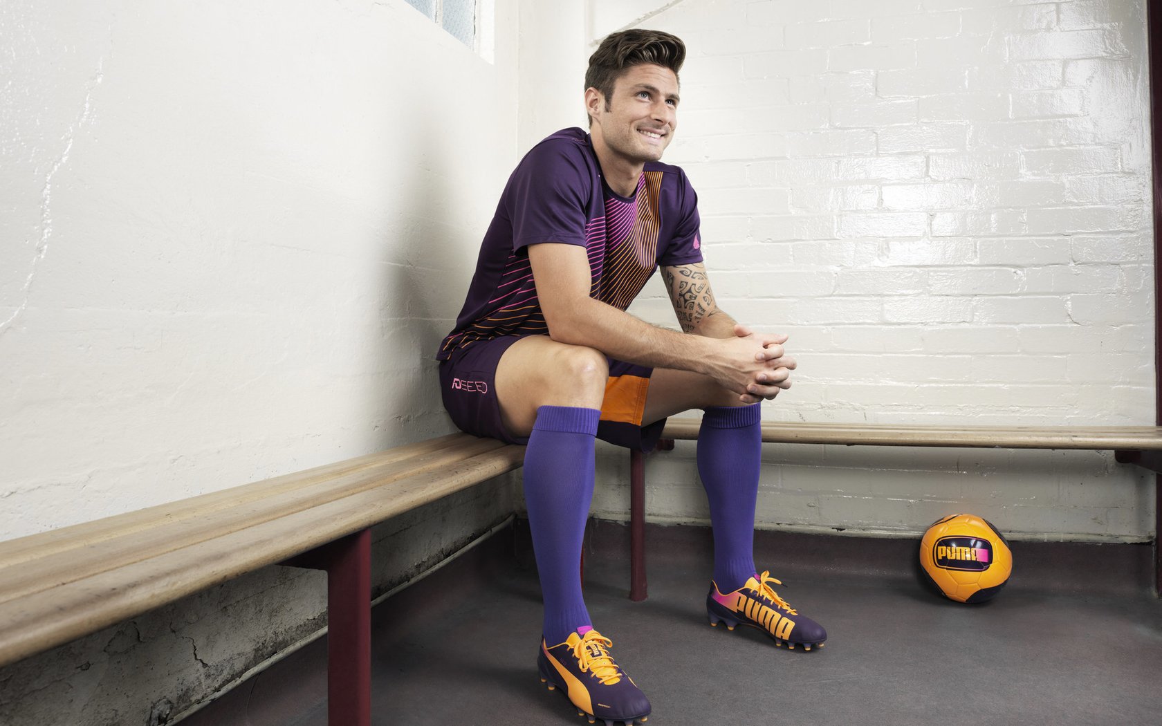 俱乐部与地方媒体合作推出球员成长短片增强地域认同，球队俱乐部靠什么盈利